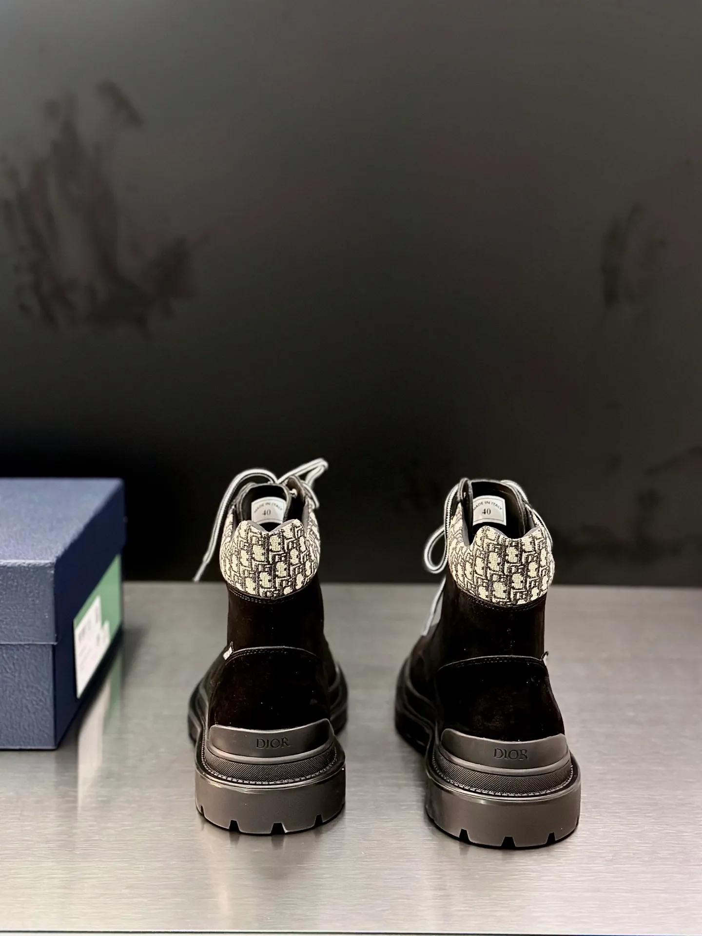 Men's shoes 💰960 Dior Dior high-top sneakers, top-quality goods produced in Dongguan, show version, leading counter trial style, Nappa cowhide material, light and breathable, soft and comfortable, easier to put on and take off, calfskin leather edging, distinctive sports style, genuine leather tongue Dior letter badge, showing the brand style, lightweight embossed pattern rubber sole, light and genuine leather feet, with original packaging Size: 39-40-41-42-43-44 (45, 46 customized) leather shoe size